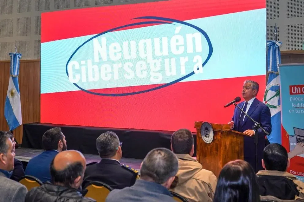 Rolando Figueroa en la apertura de las jornadas Neuquén Cibersegura.