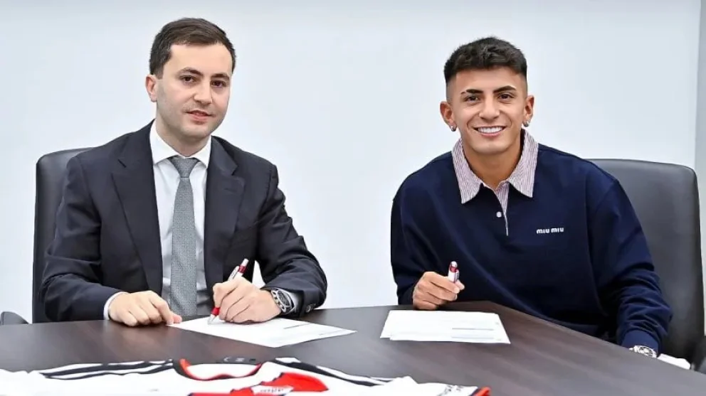 Thiago Almada firmó su contrato en River junto al presidente Stefano Di Carlo. Foto: @RiverPlate