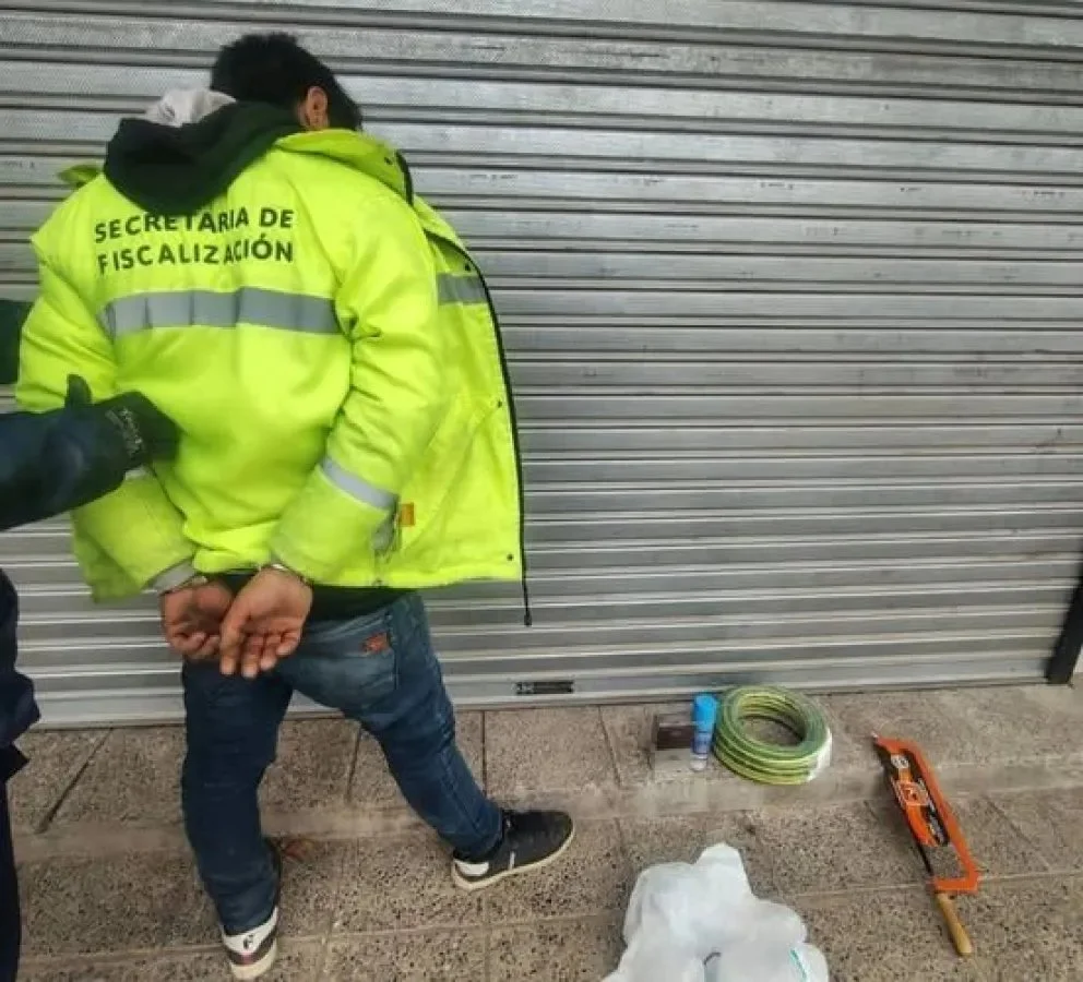 La investigación avanza en torno a si utilizaba la campera para crear confianza entre sus víctimas. Foto: gentileza.