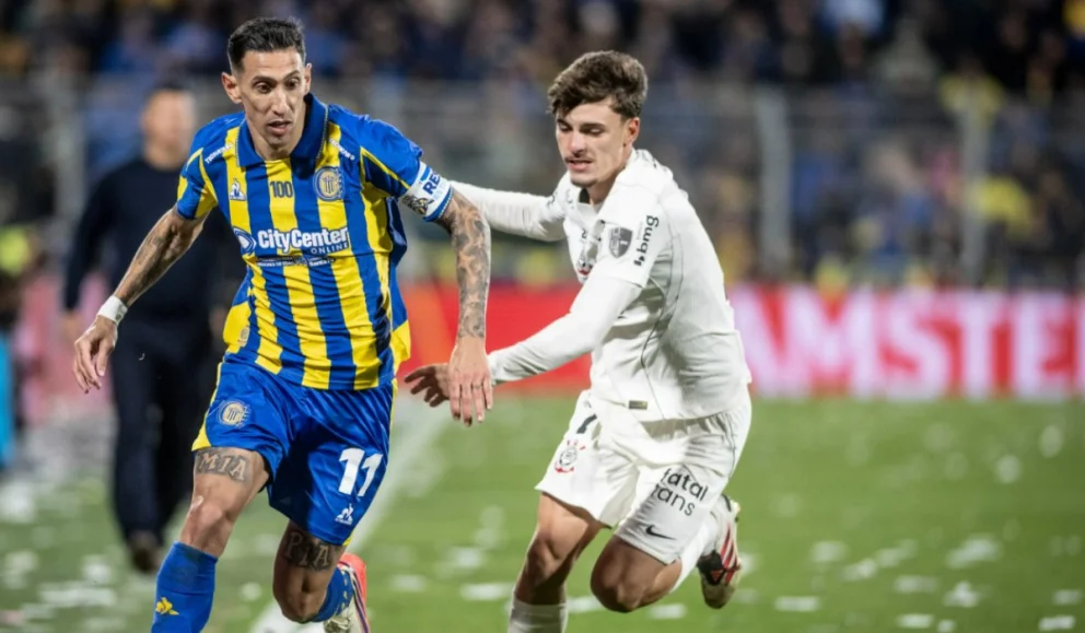 Ángel Di María pelea contra su marca en el empate sin goles en Rosario. Foto: Diario Popular