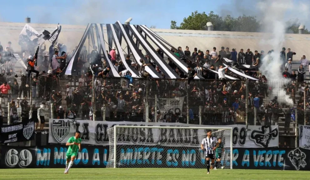La hinchada de Cipolletti alentando en La Visera de Cemento. Foto: gentileza