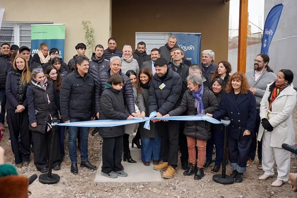 El corte de cinta de las nuevas viviendas.