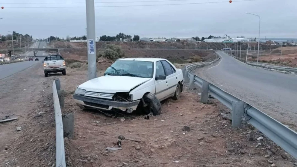 El auto atravesó el guardarraíl y terminó contra un poste. Foto: gentileza