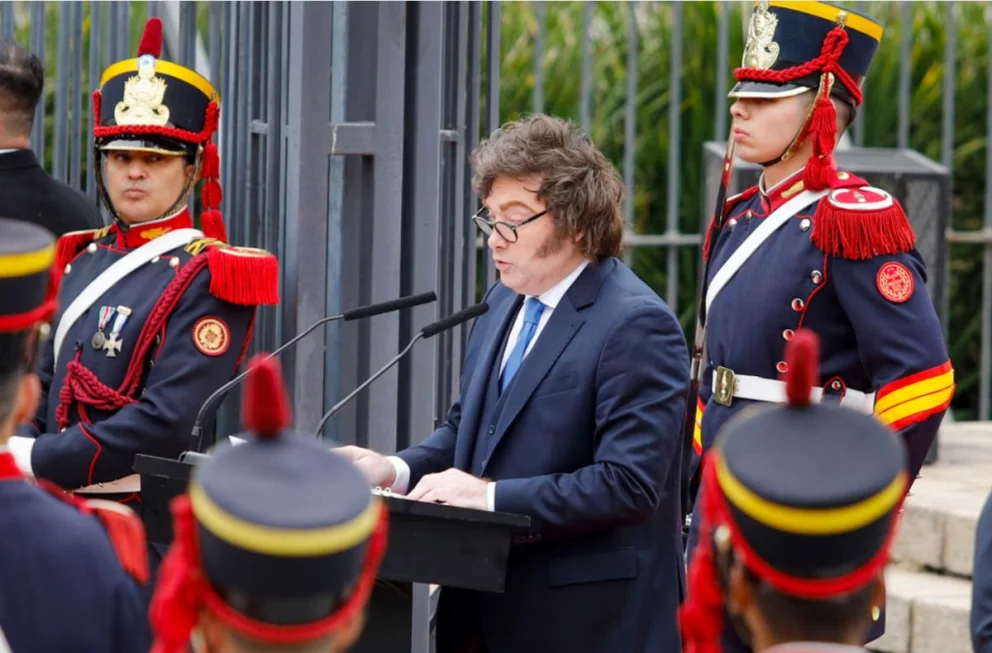 El Presidente colocó una ofrenda floral en el Monumento al Libertador. Foto: NA