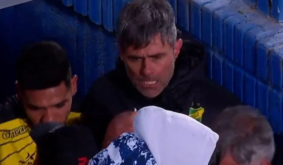 Julio Vaccari protagonizó un cruce con el cuerpo técnico de Vélez que terminó en escándalo en el pasillo a los vestuarios . Foto: Captura de pantalla