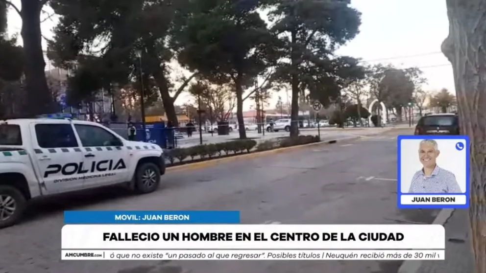 Aún no se dio a conocer la identidad del hombre que se descompensó en la plazoleta ubicada frente a la casa matriz del BPN. Foto: captura de video Cumbre Stream
