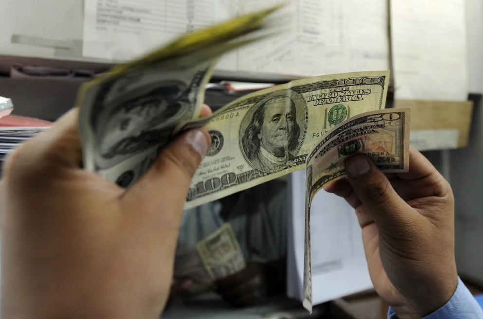 Qué tener en cuenta al momento de guardar billetes de la moneda norteamericana en algunos lugares de los hogares. Foto: archivo