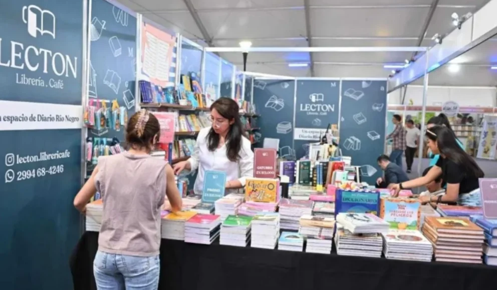 Público recorriendo los stands de la Feria Internacional del Libro de Neuquén, en el predio del Museo Nacional de Bellas Artes.