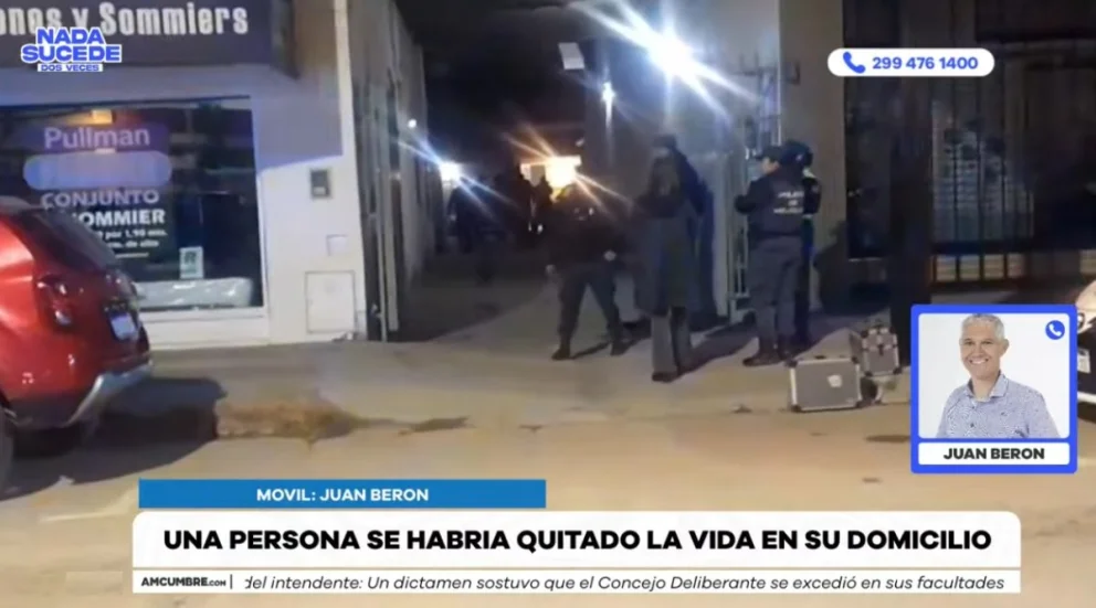 Peritos policiales y judiciales investigan cómo perdió la vida el hombre que vivía en la vivienda en la calle Perito Moreno al 200. Foto: captura de video Cumbre Stream