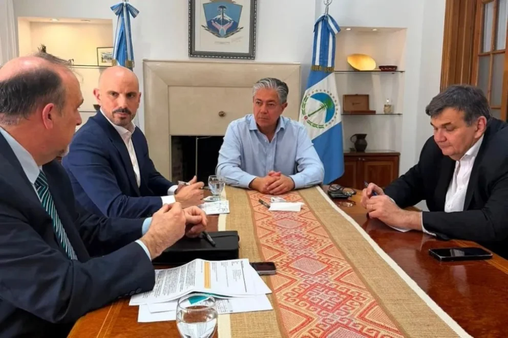 El gobernador neuquino, junto al presidente del Banco de la Provincia del Neuquén y los ministros Jefe de Gabinete y de Economía, en el anuncio oficial. Foto: Neuquén Informa