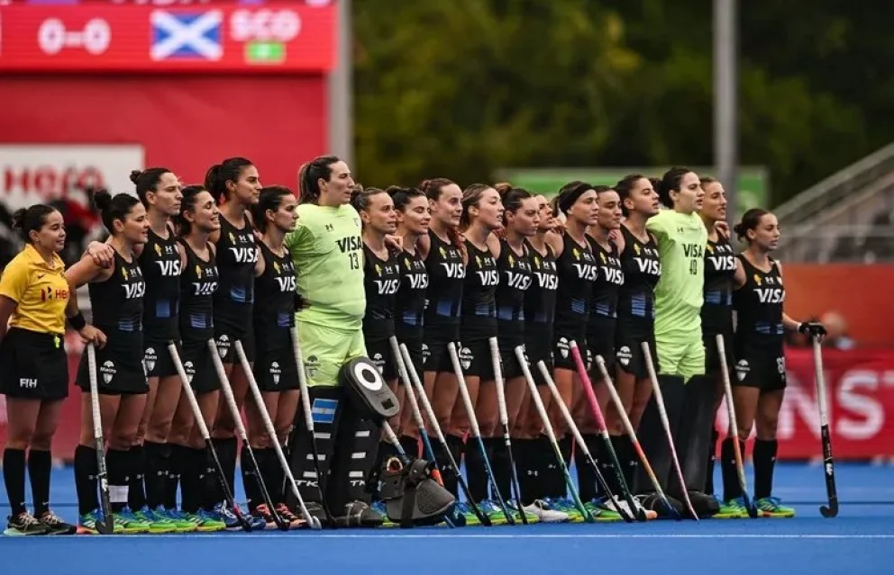 Las Leonas durante el himno nacional. Foto: archivo