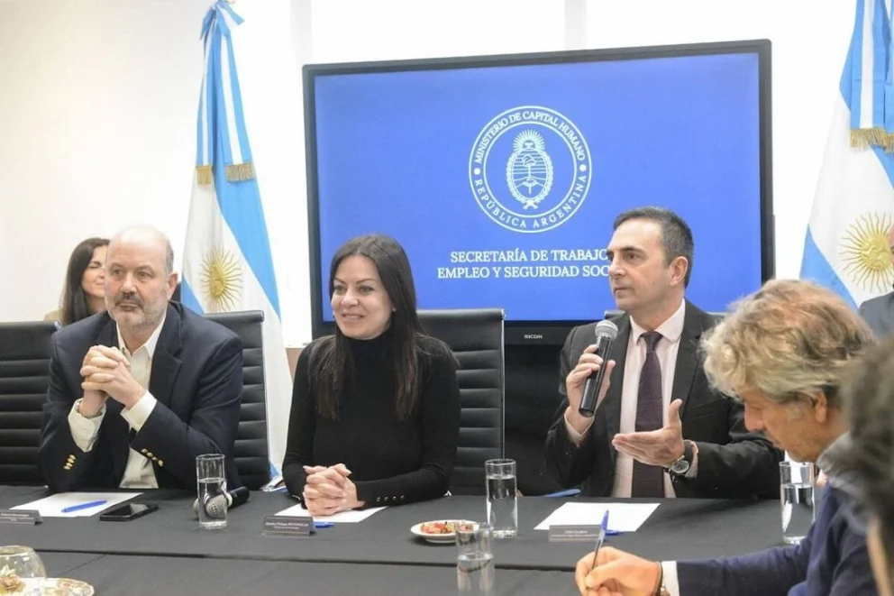 Ministros del gobierno nacional se reunirán con representantes de empresas y trabajadores para definir el monto mínimo del salario en Argentina. Foto: archivo