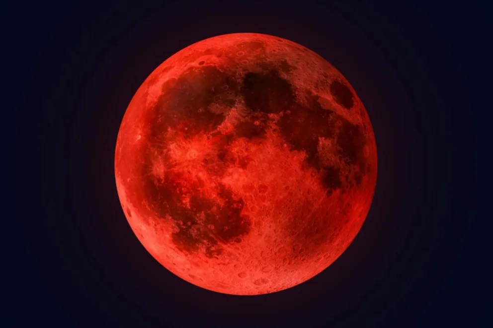 La Luna se verá rojiza o anaranjada durante el eclipse. Fuente: Getty Images