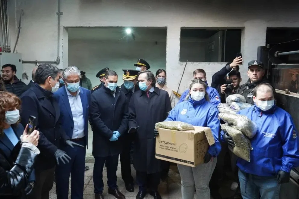 La quema de drogas este viernes en el Cementerio Central.