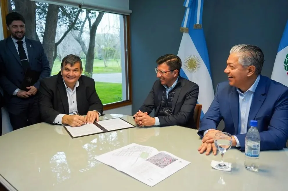 El ministro de Economía Guillermo Koenig, el intendente de Senillosa Lucas Páez y el gobernador Rolando Figueroa.
