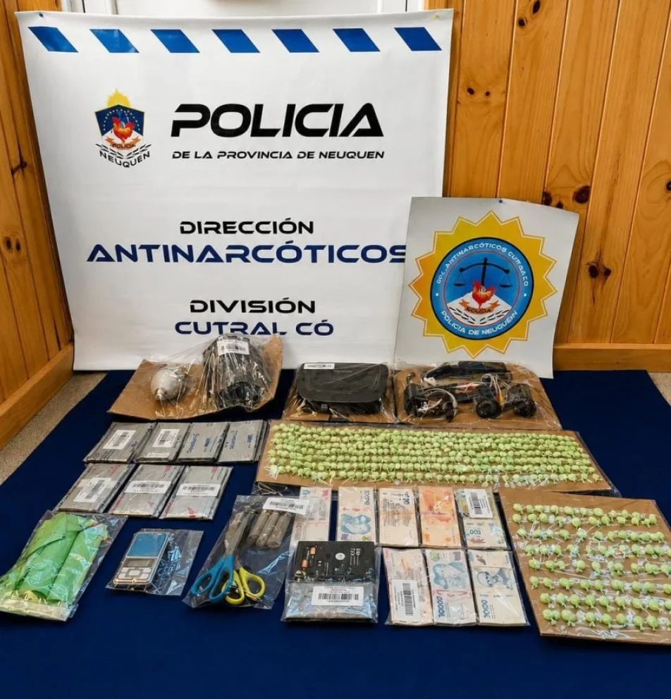 Incautaron siete celulares, balanzas, dinero en efectivo, cámaras y un DVR.