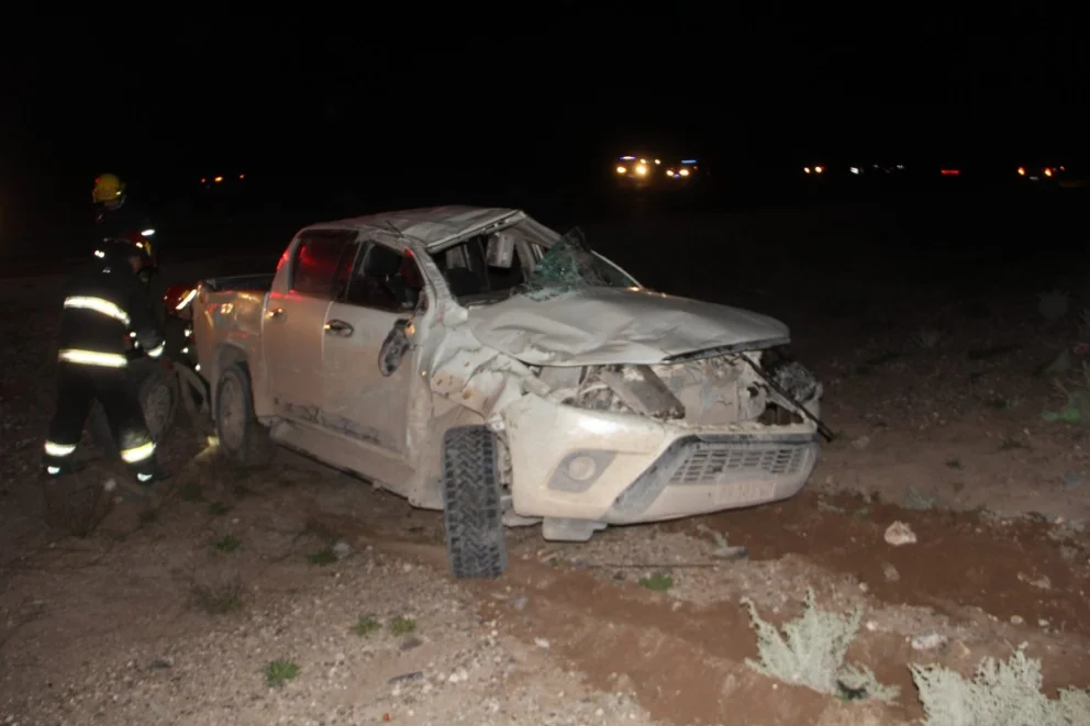 Una Hilux doble cabina fue impactada desde atrás y terminó volcada fuera de la calzada. Fotos. Centenario Digital