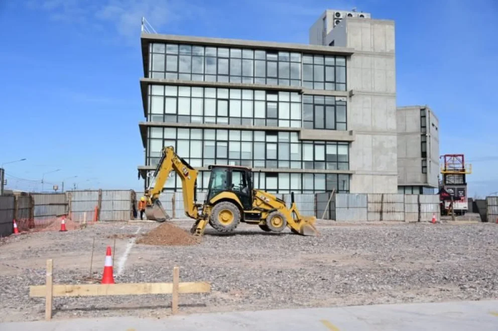 Ya se iniciaron los movimientos de suelo destinados a la base del tercer edificio del polo. Foto: Municipalidad de Neuquén.