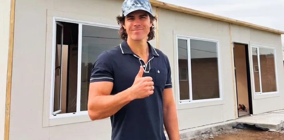 Marcos Ginocchio posó frente a la casa prefabricada que ganó en Gran Hermano y generó todo tipo de reacciones en las redes sociales.