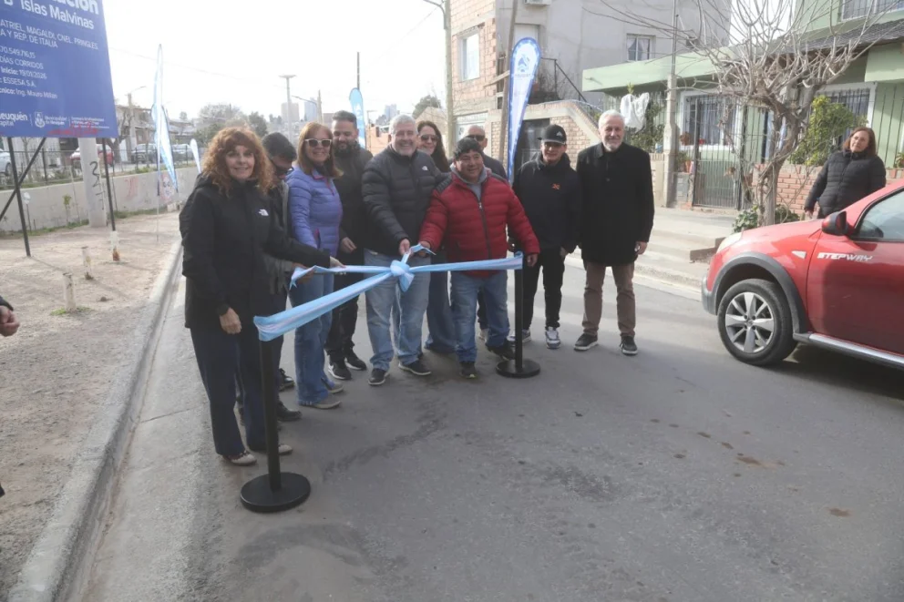 El acto de inauguración se realizó sobre la calle Ruca Choroy. Foto: Municipalidad de Neuquén.
