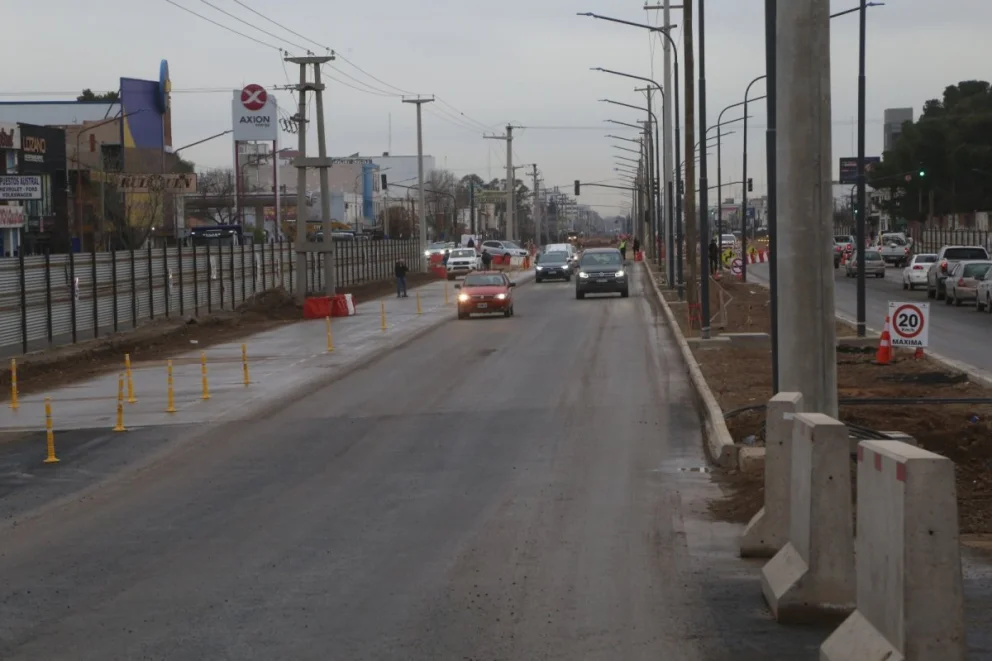 Habrá dos carriles por sentido y un carril de estacionamiento temporario para frentistas.
