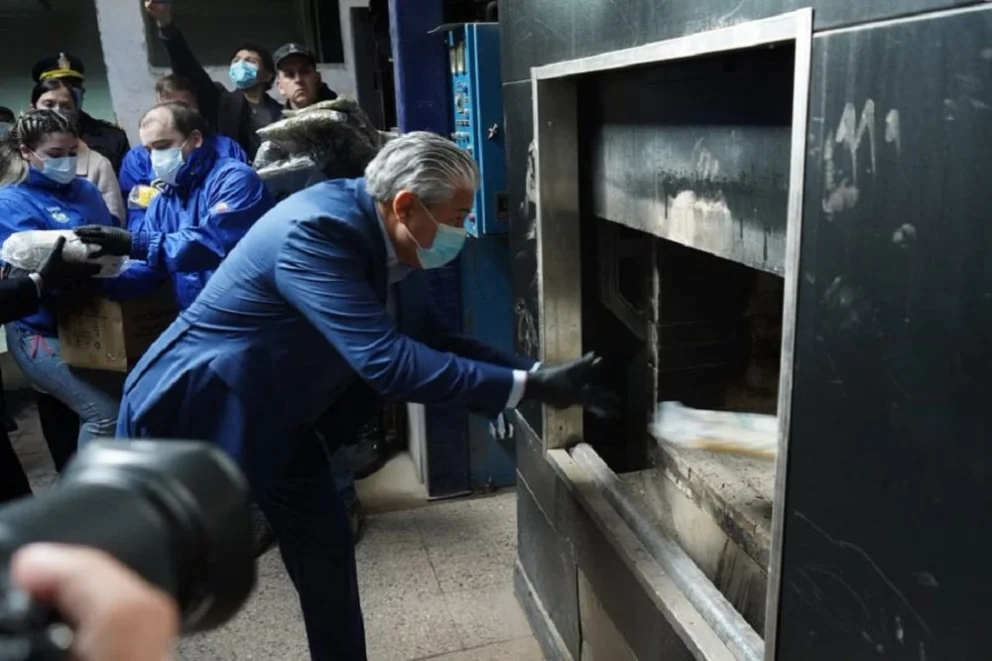 El gobernador Rolando Figueroa encabezó la tercera quema de drogas en los hornos pirolíticos del Cementerio central de Neuquén. Foto: X