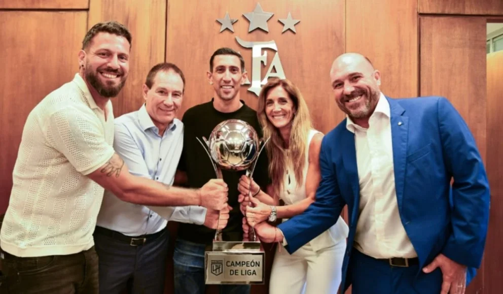 Holan, Broun, Di María y Belloso con el título de Campeón de Liga que inventó la AFA el año pasado. Foto: AFA