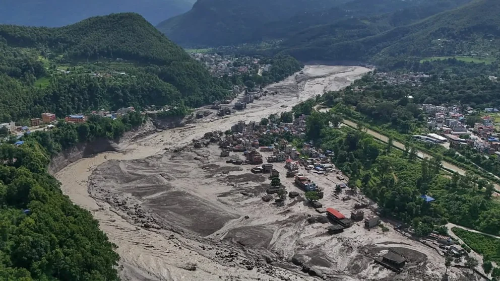 Las riadas arrastran aguas turbias por el río Trishuli en Nepal, mientras las autoridades buscan a las personas que están desaparecidas. Foto: gentileza.