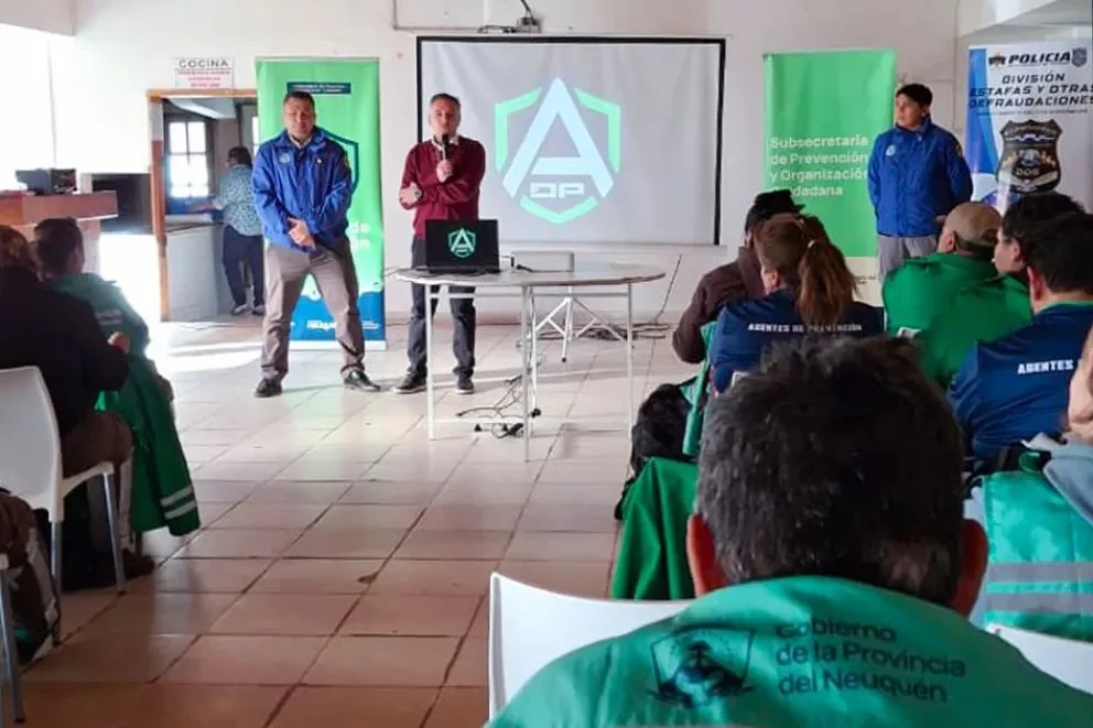 Durante la jornada se repasaron las estafas digitales más frecuentes y se ofrecieron herramientas concretas para proteger cuentas, dinero y datos personales. Foto: Neuquén Informa.
