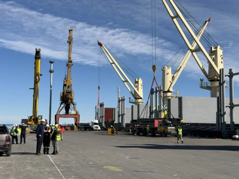 El buque BBC Vaasa descargó en San Antonio Este chapas de acero que formarán parte de los tanques de almacenamiento del proyecto Vaca Muerta Oil Sur.