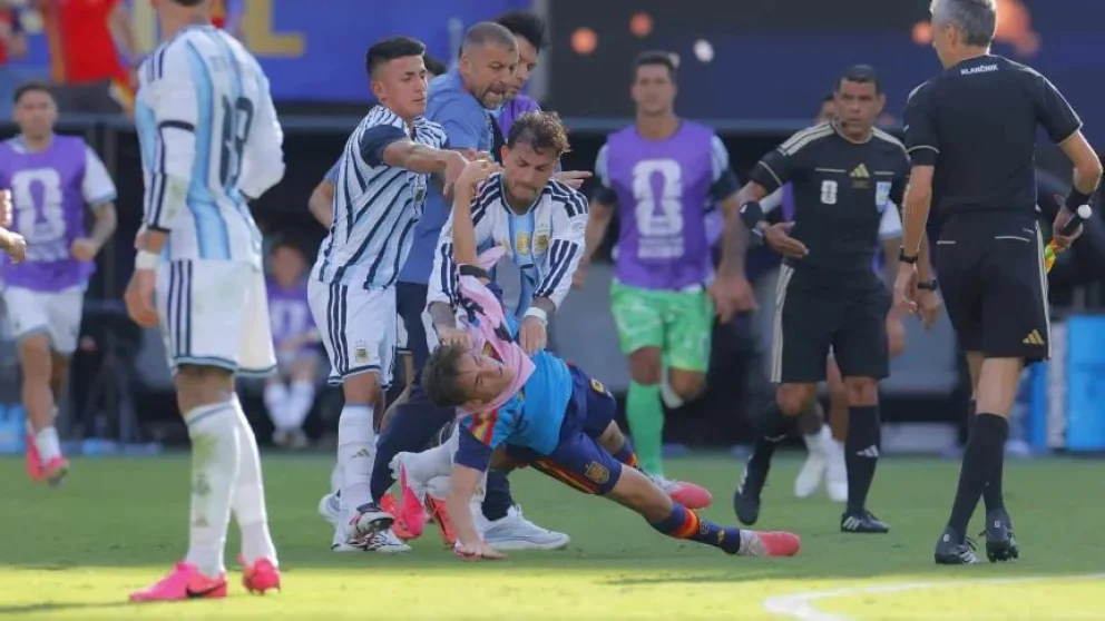 Paredes agredió a Gavi, luego de agarrar del cuello a Eric García. Foto: archivo