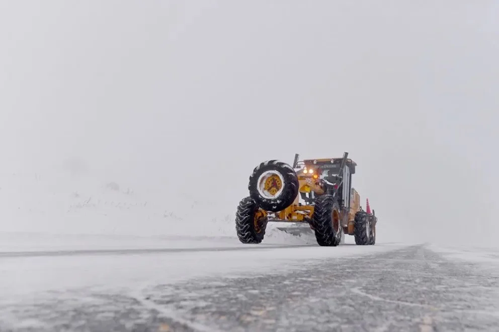 Hay presencia de nieve, hielo, barro y calzadas húmedas en distintos sectores de Neuquén.