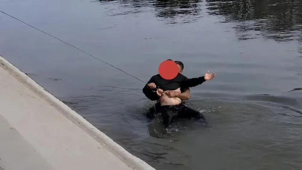 Rescate en el Canal Grande de Roca. Foto: Policía de Río Negro. 