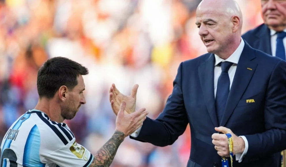 Gianni Infantino le dedico un mensaje a Messi por el anuncio del retiro de la Selección argentina. Foto: Página 12