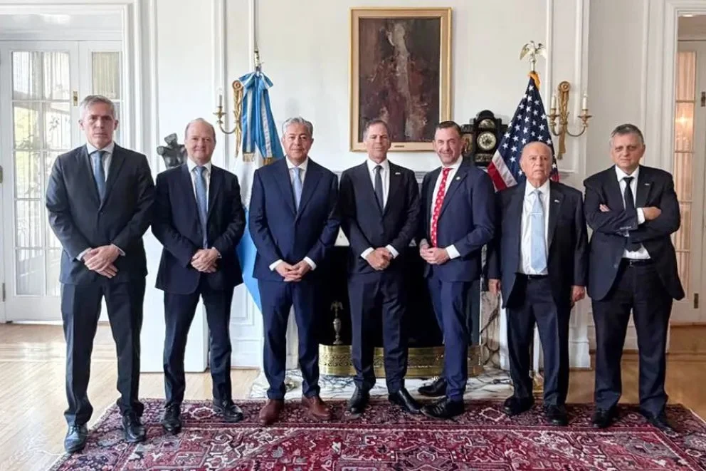 El gobernador Rolando Figueroa expuso ante inversores en la Embajada argentina en Washington.