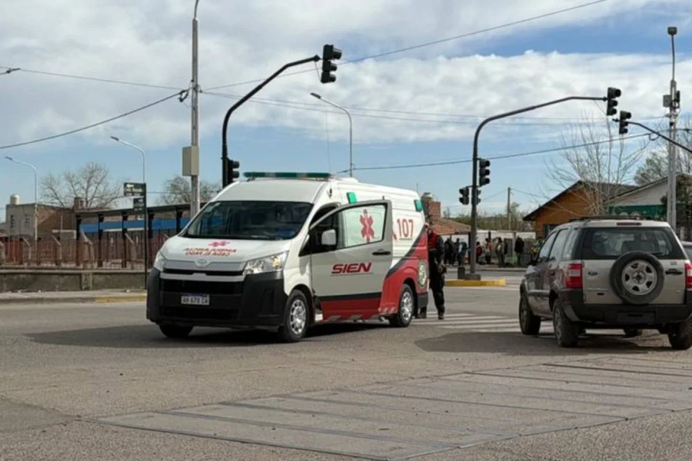 La ambulancia del SIEN trasladó a la menor a la clínica San Lucas.