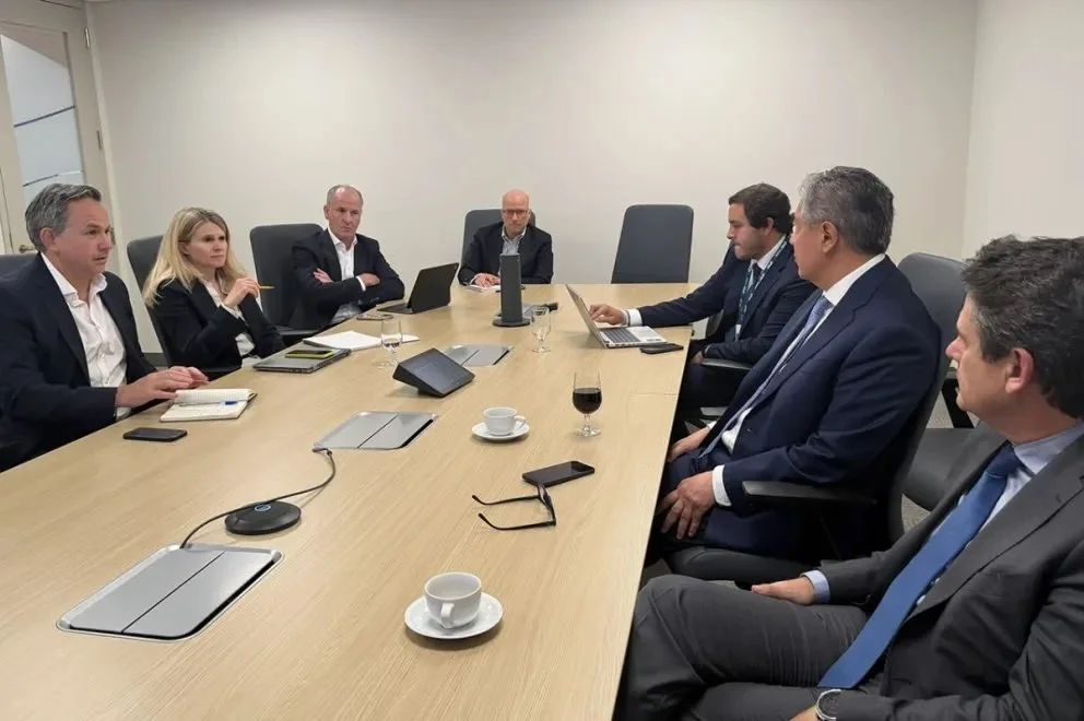 El encuentro de Rolando Figueroa junto al intendente Mariano Gaido, con autoridades del BID. Foto: Neuquén Informa