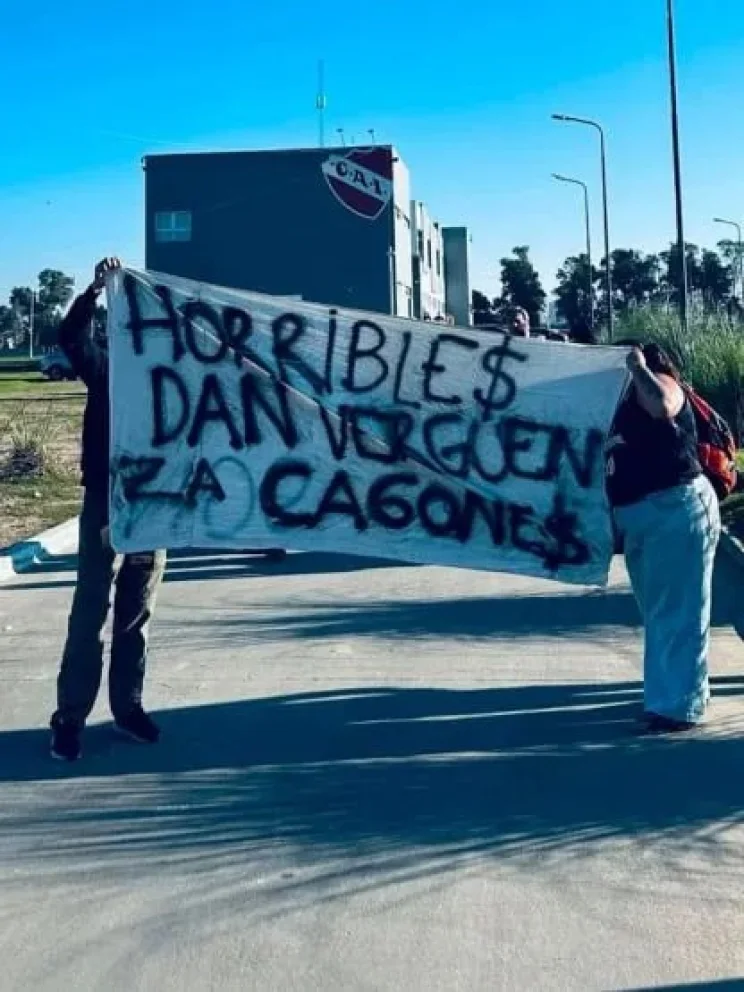 La bandera de un grupo de hinchas de Independiente que ingresó al predio. Foto: archivo