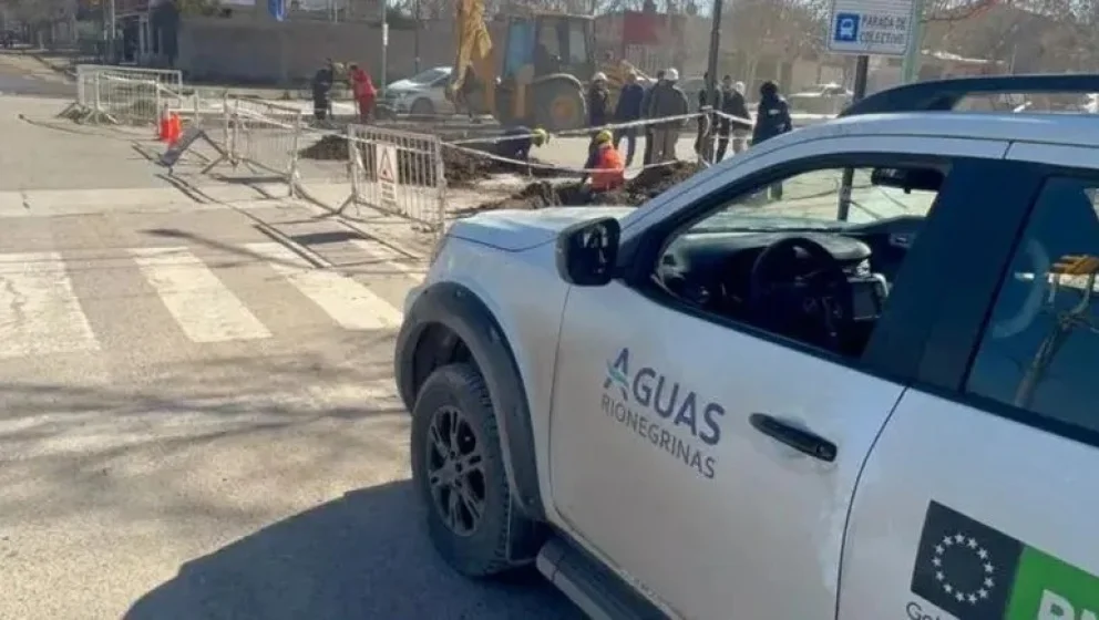 La obra de recambio del colector cloacal obliga a reducir la calzada de Naciones Unidas entre Arenales y Fray Mamerto Esquiú. Foto La Mañana Cipolletti