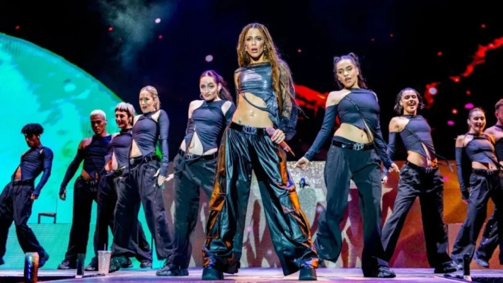 El primer guiño de Tini en la gira fue que ella se sentó con sus bailarines y les preguntó qué salario perciben. Fuente: Redes Sociales.