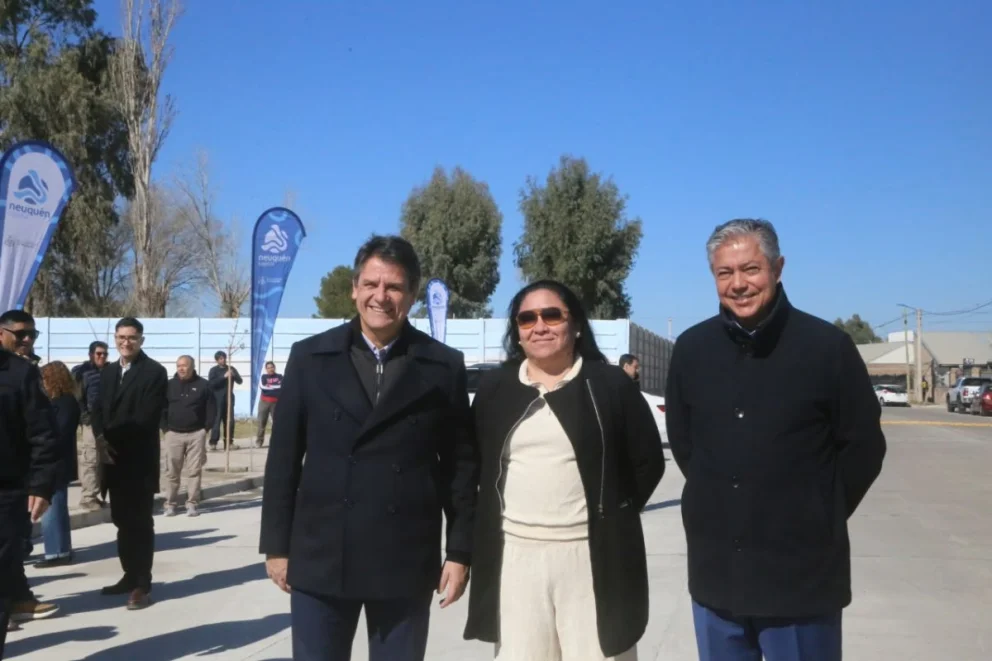 El intendente Mariano Gaido y el gobernador Rolando Figueroa inauguraron la obra de asfalto del sector Círculo Policial. Foto: Municipalidad de Neuquén.