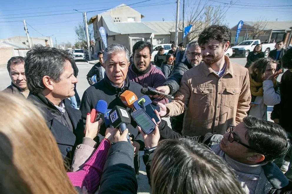 Rolando Figueroa junto a Mariano Gaido durante la inauguración de nuevas cuadras de asfalto en Neuquén.