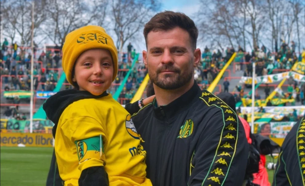 La joven de 7 años pudo recorrer las instalaciones del club, se sacó fotos con el plantel profesional y le regalaron una camiseta firmada. Fuente: Somos Aldosivi
