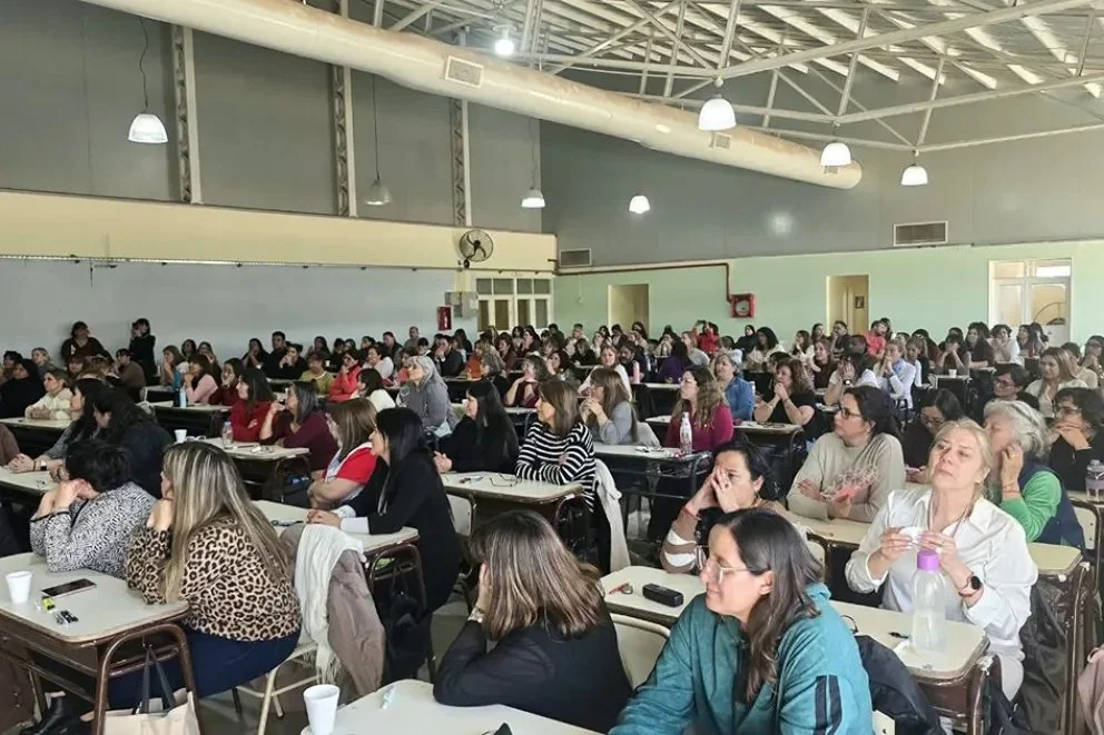 Docentes rinden el examen escrito del Concurso de Ascenso de Jerarquía en la Escuela Primaria N° 362, barrio Z1, ciudad de Neuquén