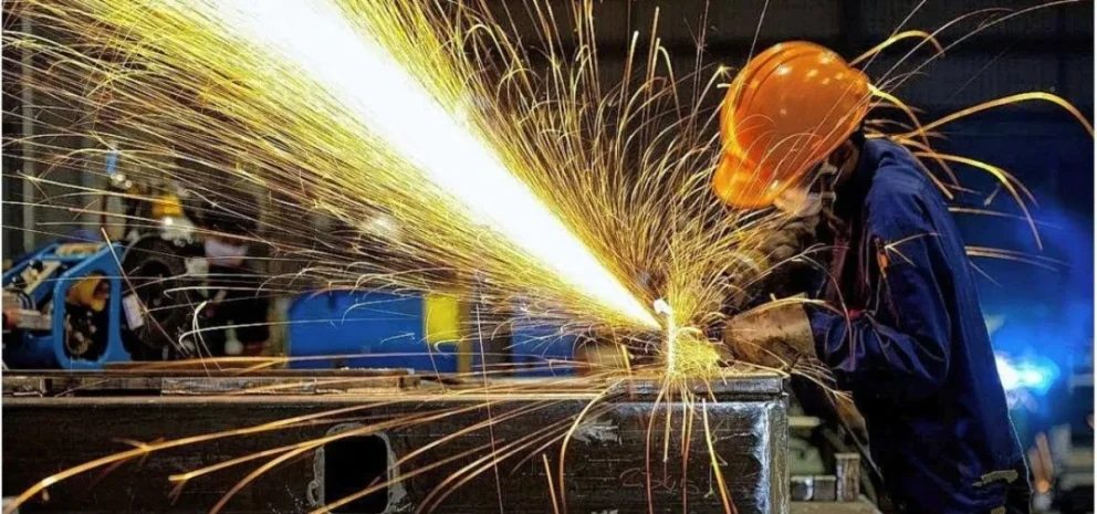 La actividad industrial y de la construcción retrocedieron en julio según los últimos datos del INDEC.