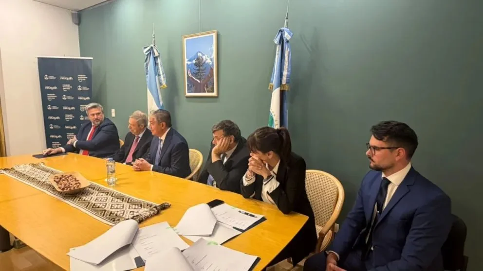 La firma de convenio con las operadoras.