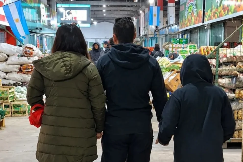 La experiencia permitió a las familias de la región realizar las compras y también se observó la modalidad de compras comunitarias, organizadas entre varias personas. Foto: Neuquén Informa