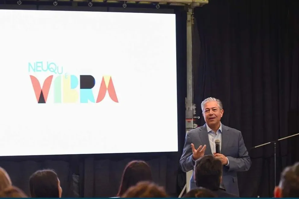 El gobernador Rolando Figueroa durante la presentación de Neuquén Vibra.