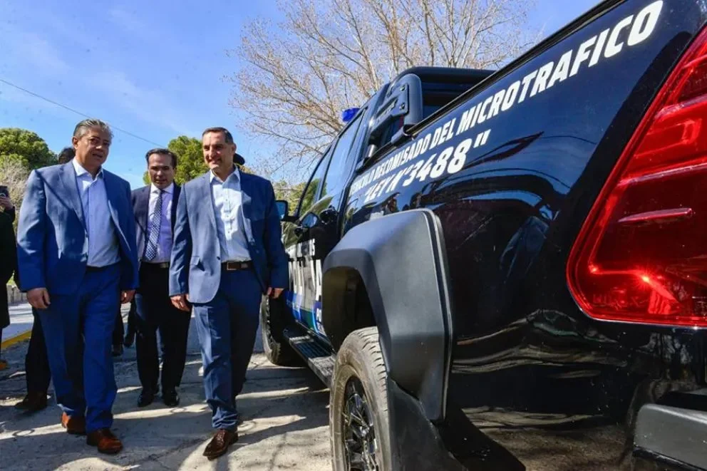 El gobernador Rolando Figueroa junto al fiscal general José Gerez durante el acto de entrega de bienes decomisados, en la plazoleta de ingreso al aeropuerto de Neuquén.