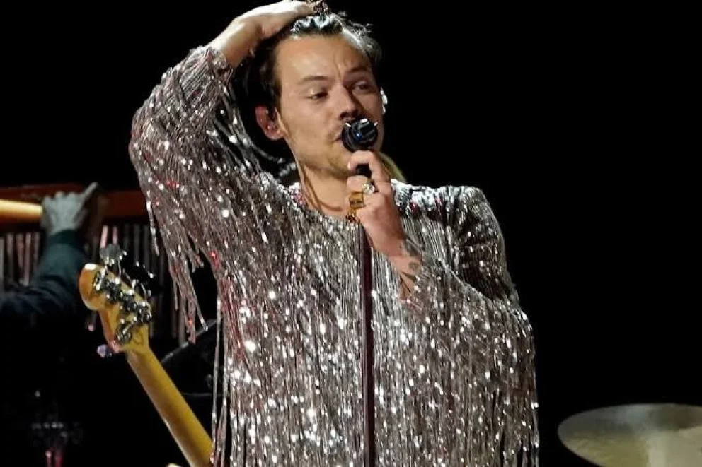 Harry Styles sumó nuevas fechas a su gira internacional 2027 y eligió a Ca7riel y Paco Amoroso como sus teloneros en los shows de Dallas.